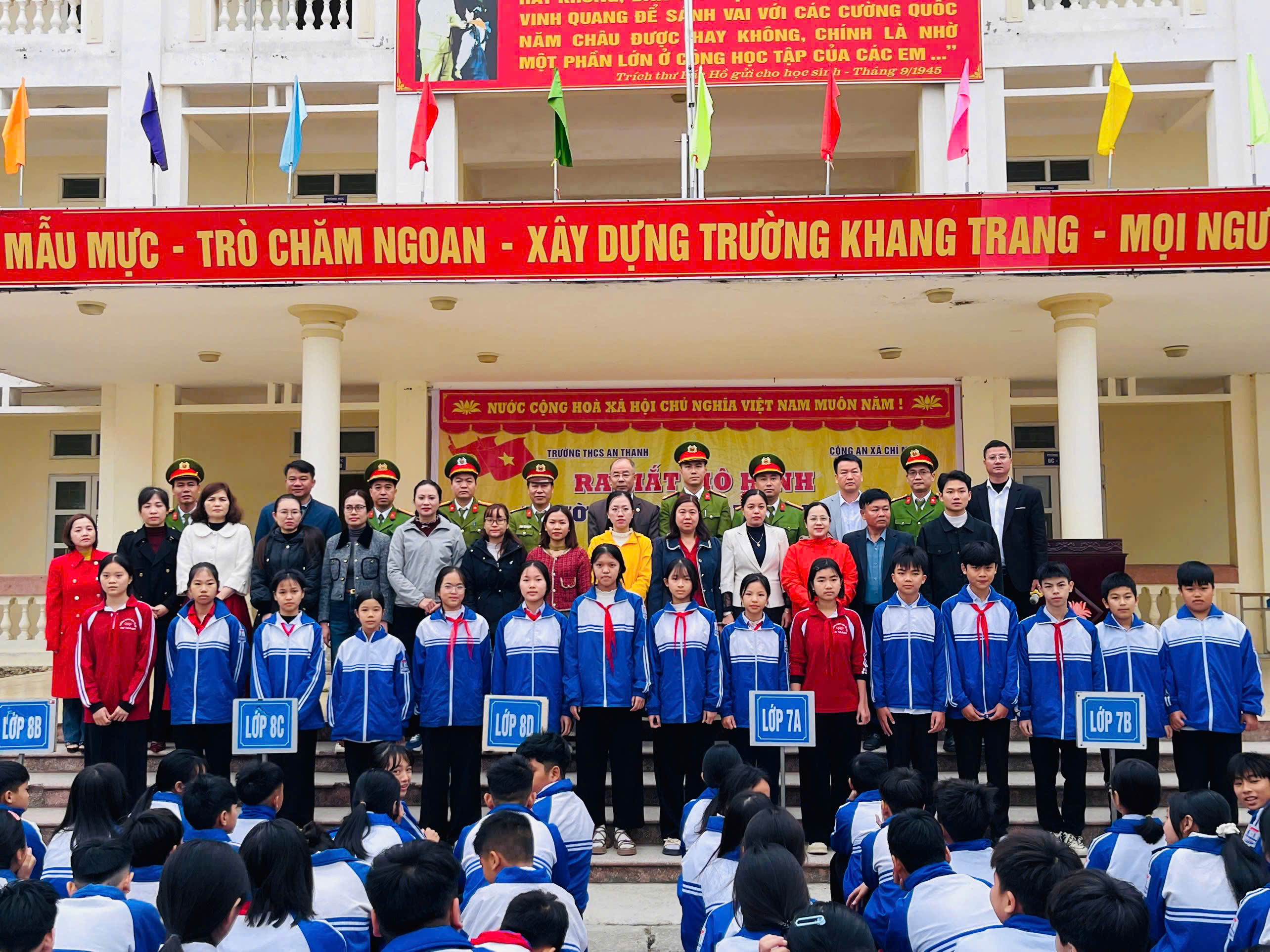 Công an xã Chí Minh tổ chức tuyên truyền pháp luật tại các trường học